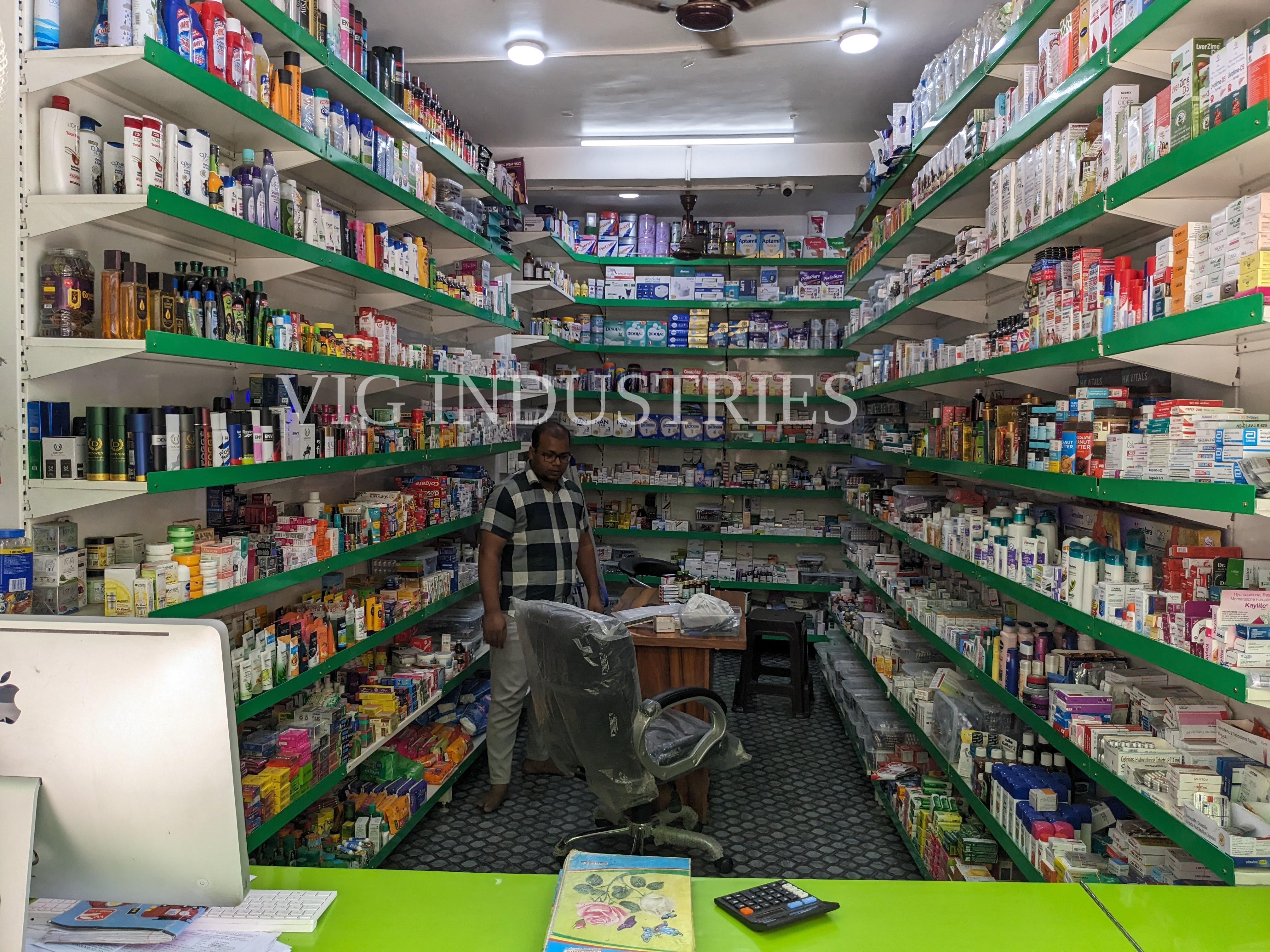 MEDICAL SHOP RACK